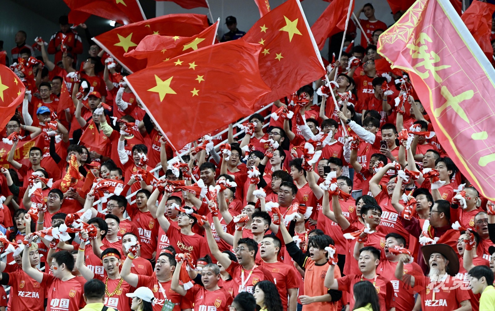 世界足球赛事朝气蓬勃，中国代表队备战有序