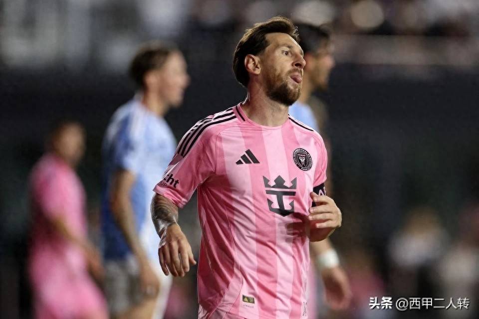 加拿大足球明星在国际比赛中表现出色