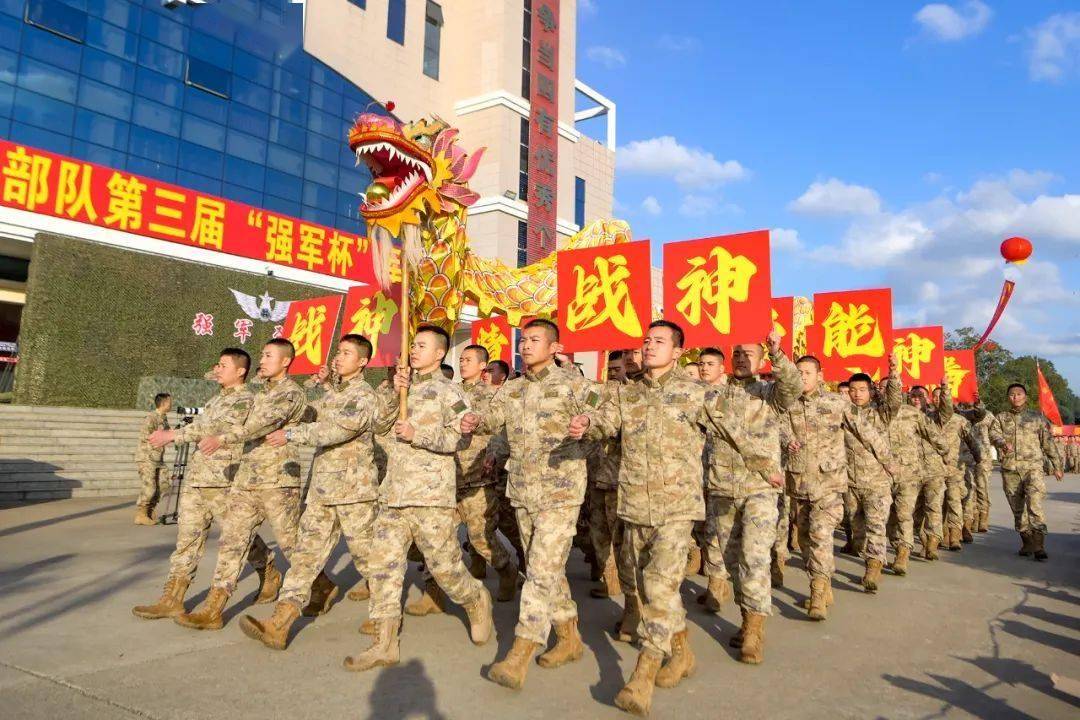 包含搏击基因！勇往直前的队伍不畏艰难障碍，铁血拼搏的词条